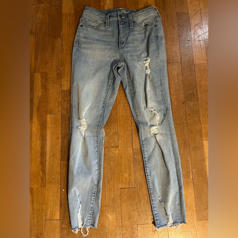 Skinny jeans with a few rips